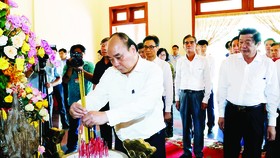 Chủ tịch nước Nguyễn Xuân Phúc dâng hương tưởng nhớ Thủ tướng Võ Văn Kiệt. Ảnh: TTXVN