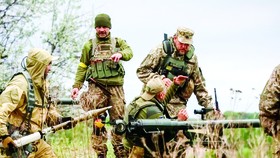 Binh lính Ukraine tập luyện ở TP Dnipro