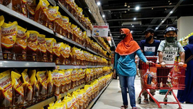 Indonesia đóng gói dầu ăn cho dân