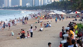 Bãi biển Nha Trang, tỉnh Khánh Hòa thu hút đông đảo du khách