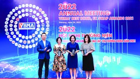 Đại diện SCB, bà Huỳnh Kim Phụng (thứ hai từ trái qua), Giám đốc Kinh doanh Trái phiếu Chính phủ, nhận giải thưởng của VBMA