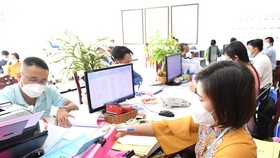 Chi thu nhập tăng thêm góp phần động viên đội ngũ cán bộ công chức gắn bó với công việc. Ảnh: Việt Dũng