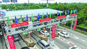 Đường cao tốc TPHCM- Long Thành- Dầu Giây ngày đầu thu phí không dừng. ẢNh: HOÀNG HÙNG