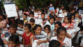 FE CREDIT đồng hành cùng Báo Phụ Nữ TPHCM trao tặng 500 chiếc áo mới cho học sinh khó khăn tại Bình Phước