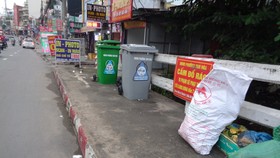 Dù đã có bảng cấm, thùng rác nhưng nhiều người vẫn vứt rác không đúng nơi quy định