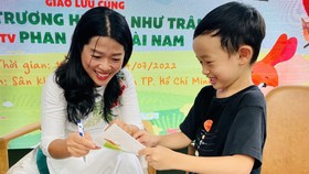 Nhà văn Trương Huỳnh Như Trân ký tặng bạn đọc nhí  nhân dịp ra mắt bộ sách tranh Chuyện ở rừng Vi vu 