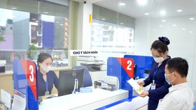 Nhiều ngân hàng áp dụng chính sách có lợi cho khách hàng để thu hút tiền gửi. Ảnh: MINH HUY