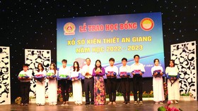  Bà Phạm Thị Kim Thương cùng các học sinh được nhận học bổng