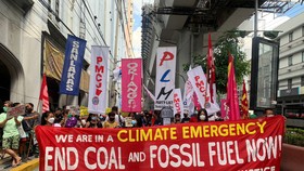 Tuần hành kêu gọi chấm dứt sử dụng nhiên liệu hóa thạch tại Philippines.  Ảnh: ABS-CBN News