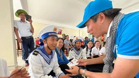 Anh Trần Vũ Thành mang ứng dụng i-HR giới thiệu ở đảo Đá Nam