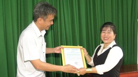Lãnh đạo UBND huyện Đồng Phú (tỉnh Bình Phước) trao thư khen cho chị Thúy Oanh