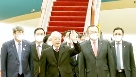 Tổng Bí thư Nguyễn Phú Trọng vẫy chào các đại biểu Trung Quốc và cán bộ Đại sứ quán Việt Nam ra đón tại sân bay Quốc tế Bắc Kinh. Ảnh: TTXVN