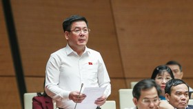 Bộ trưởng Bộ Công thương Nguyễn Hồng Diên trả lời các vấn đề liên quan đến thị trường xăng dầu. Ảnh: QUANG PHÚC