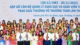Bí thư  Thành ủy TPHCM Nguyễn Văn Nên cùng các đồng chí lãnh đạo TPHCM,  Bộ GD-ĐT với các nhà giáo tiêu biểu  được tuyên dương Ảnh:  HOÀNG HÙNG
