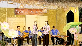 Trình diễn đờn ca tài tử tại TPHCM. Ảnh: DŨNG PHƯƠNG