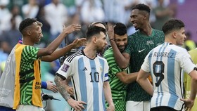 Messi bàng hoàng khi Saudi Arabia đánh bại Argentina