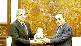 Chủ tịch nước Nguyễn Xuân Phúc trao quà tặng Đại sứ Azerbaijan Shovgi Kamal Oglu Mehdizade trong buổi trình Quốc thư