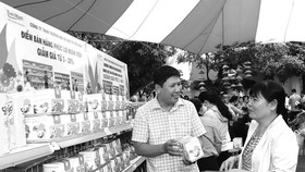 Ông Nguyễn Long Tươi giới thiệu hàng đến công nhân lao động tại điểm bán hàng ưu đãi dành cho công nhân