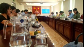 Một cuộc họp tại Sở Tư pháp TPHCM dùng bình nước và ly thủy tinh phục vụ đại biểu. Ảnh: MAI HOA