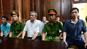 Xét xử VN Pharma ngày thứ hai: Bị cáo Phạm Văn Thông phải đi cấp cứu