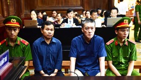 Bị cáo Hoàng Hữu Châu (phải) và Thanh Minh Hùng bị xét xử về tội Lừa đảo chiếm đoạt tài sản. Ảnh: MAI HOA