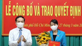 Đồng chí Trần Lưu Quang trao quyết định cho Đồng chí Lê Thị Kim Hồng. Ảnh: HOÀNG HÙNG