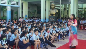 Luật sư Trần Thị Ngọc Nữ trò chuyện với học sinh Trường Tiểu học Nguyễn Huệ