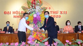 Đồng chí Nguyễn Hữu Hiệp (trái) tặng hoa chúc mừng đại hội