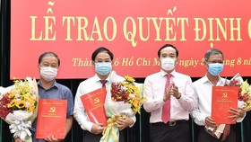 Phó Bí Thư Thường trực Thành ủy TPHCM Trần Lưu Quang trao quyết định cán bộ. Ảnh: VIỆT DŨNG 