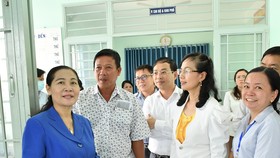 Chủ tịch HĐND TPHCM Nguyễn Thị Lệ  kiểm tra công tác bầu cử tại huyện Bình Chánh. Ảnh: VIỆT DŨNG