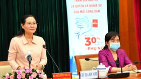 Chủ tịch HĐND TPHCM Nguyễn Thị Lệ chia sẻ kinh nghiệm cho nữ ứng cử viên ĐBQH và HĐND TPHCM. Ảnh: VIỆT DŨNG