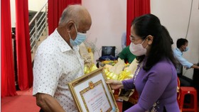 Đồng chí Nguyễn Thị Lệ trao huy hiệu đảng cho các đảng viên cao tuổi Đảng huyện Nhà Bè