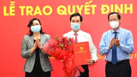 Phó Bí thư Thường trực Thành ủy TPHCM Phan Văn Mãi và Phó Chủ tịch UBNDTPHCM Phan Thị Thắng trao quyết định và chúc mừng đồng chí Vũ Anh Khoa. Ảnh: VIỆT DŨNG