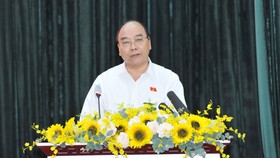 Chủ tịch nước Nguyễn Xuân Phúc phát biểu tại buổi tiếp xúc cử tri các quận 5, 8, 11. Ảnh: CAO THĂNG