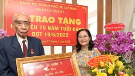 Chủ tịch HĐND TPHCM Nguyễn Thị Lệ trao Huy hiệu Đảng cho đảng viên cao tuổi đảng tại quận 3