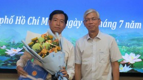 Phó Chủ tịch UBND TPHCM Võ Văn Hoan trao quyết định cán bộ cho ông Nguyễn Thanh Hiề