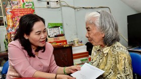 Chủ tịch HĐND TPHCM Nguyễn Thị Lệ thăm gia đình chính sách ở quận Bình Thạnh nhân dịp 27-7