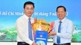 Chủ tịch UBND TPHCM Phan Văn Mãi trao quyết định cho đồng chí Võ Đức Thanh. Ảnh: VIỆT DŨNG