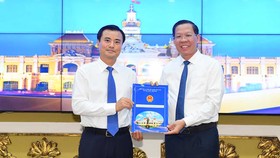 Chủ tịch UBND TPHCM Phan Văn Mãi trao Quyết định cho đồng chí Bùi Xuân Cường. Ảnh: VIỆT DŨNG