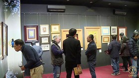 Giới sưu tập và người yêu nghệ thuật xem trưng bày tác phẩm trước phiên đấu giá số 9