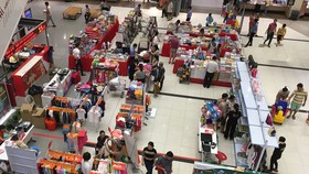 Một khu bán thời trang, túi xách của doanh nghiệp Việt ở trung tâm mua sắm Nhật Bản tại Việt Nam. Ảnh: CAO THĂNG