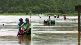 Thủy điện nâng lưu lượng xả lũ, nguy cơ gây ngập cho các vùng thấp trũng hạ lưu Phú Yên. Trong ảnh, trước đó, nước lũ nhấn chìm đường giao thông Phú Yên.