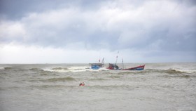 Tàu cá gặp nạn, 3 ngư dân bị thương và 1 ngư dân rơi xuống biển