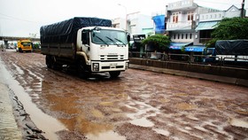 QL1A đoạn qua Bình Định chằng chịt “ổ gà”, “ổ voi”... vào đầu mùa mưa