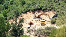 Vụ “đất tặc” lộng hành đào phá núi Mò O: Chính quyền có “giơ cao đánh khẽ“?