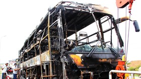 Xe khách bốc cháy dữ dội, 40 hành khách thoát nạn trong gang tấc