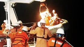 Cận cảnh tàu SAR 412 vượt sóng dữ cứu 40 thuyền viên gặp nạn 