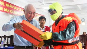 Tặng 500 bộ áo phao, phao cứu sinh cho ngư dân Phú Yên