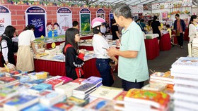 Hội sách Phú Yên quyên góp tủ sách Trường Sa