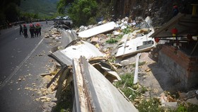 Xe tải tông vào vách núi, 2 người tử vong tại chỗ